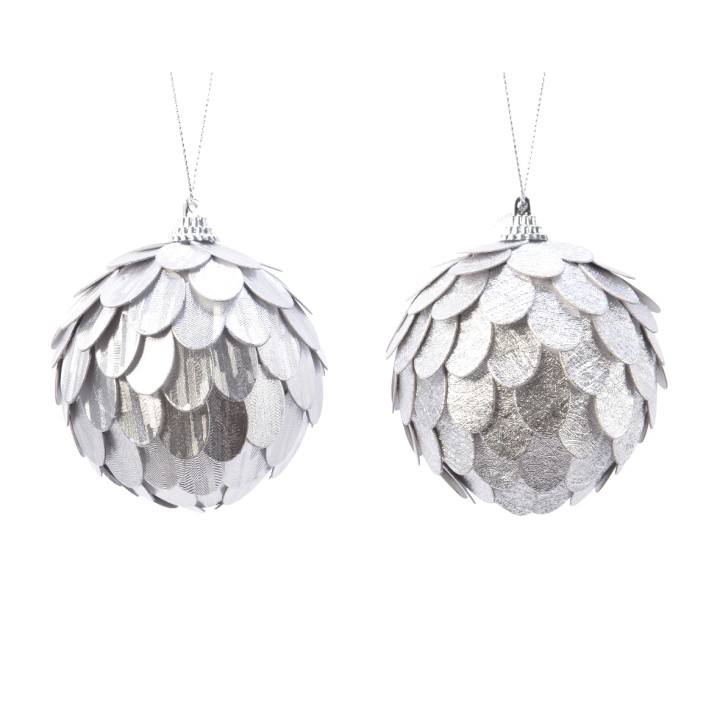 Boules décoratives argentées ornées de petites écailles brillantes.