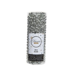 Rouleau de perles argentées brillantes sur fond blanc, longueur de 10 mètres.