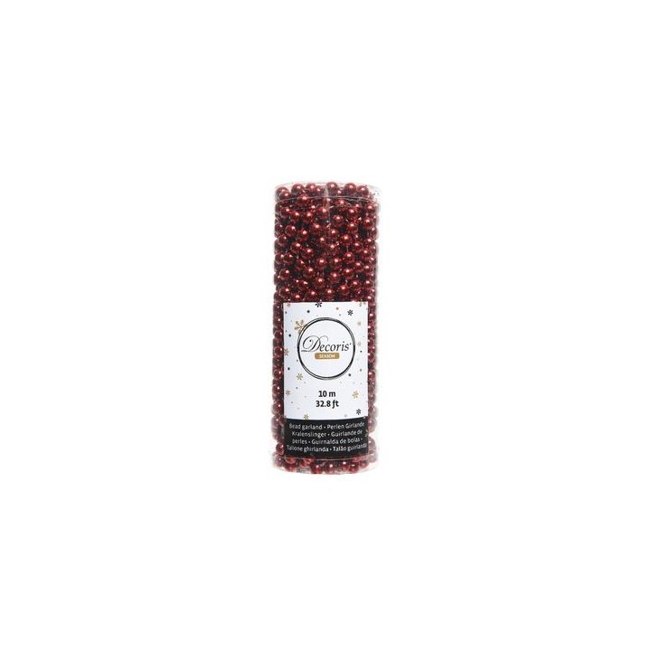 Fil de perles rouges brillantes enroulé dans un tube transparent, décor festif.