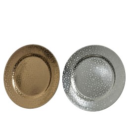 Assiettes rondes en métal, une dorée et l'autre argentée, avec un motif martelé élégant.