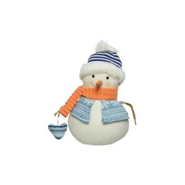 Bonhomme de neige en tissu avec chapeau bleu, écharpe orange et cœur suspendu.