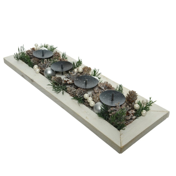 Centre de table en bois avec quatre bougies, feuillage, pommes de pin et perles blanches.