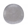 Tapis rond tissé en fil métallique argenté, texturé et élégant.