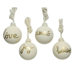 Quatre boules blanches ornées de mots dorés, suspendues par des cordes en coton.
