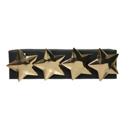 Quatre étoiles dorées brillantes sur un fond noir élégant.