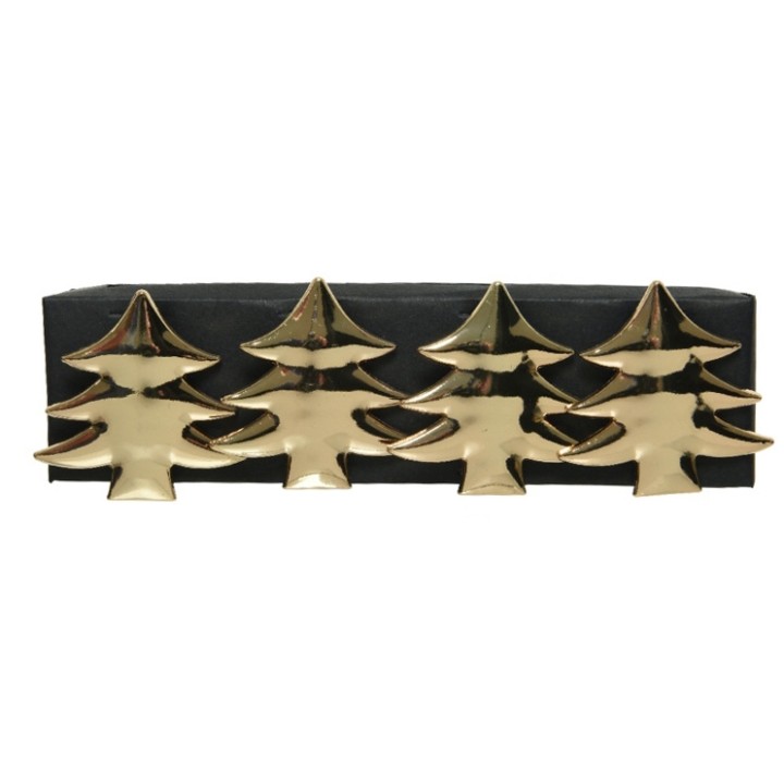 Quatre sapins dorés en métal sur un socle noir, élégance festive et moderne.