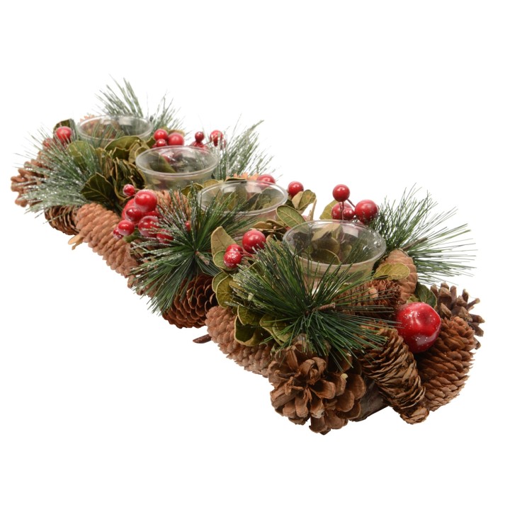 Centre de table festif avec bougeoirs, pommes de pin, baies rouges et feuillage vert.