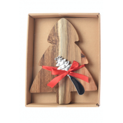 Planche en bois en forme de sapin, décorée d'un ruban rouge et d'une cuillère argentée.