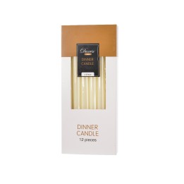 Douze bougies de dîner cylindriques, couleur crème, emballées dans une boîte élégante.