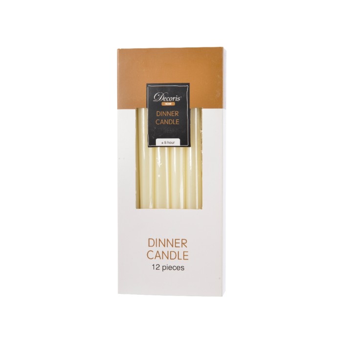 Douze bougies de dîner cylindriques, couleur crème, emballées dans une boîte élégante.