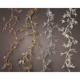 Branches décoratives aux teintes dorées, argentées et blanches, aux formes délicates.