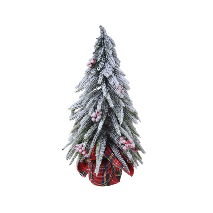 Sapin enneigé décoré de baies, pot en tissu à carreaux rouges et verts.