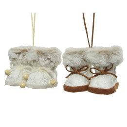 Petits chaussons en peluche blanche avec fourrure et lacets en cuir, attachés par des cordons.