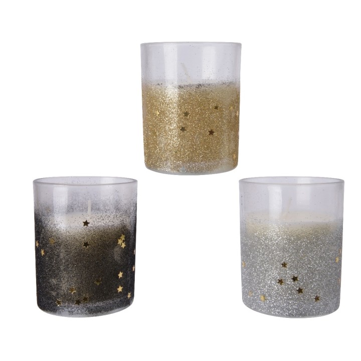 Trois bougies décorées de paillettes dorées et argentées, évoquant une ambiance festive.