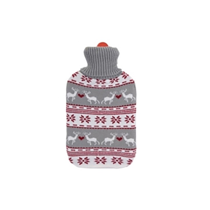 Bouillotte en tricot gris avec motifs de rennes et flocons rouges.