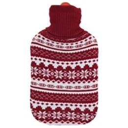 Bouillotte rouge ornée d'un motif blanc, enveloppée d'un tricot chaud et festif.