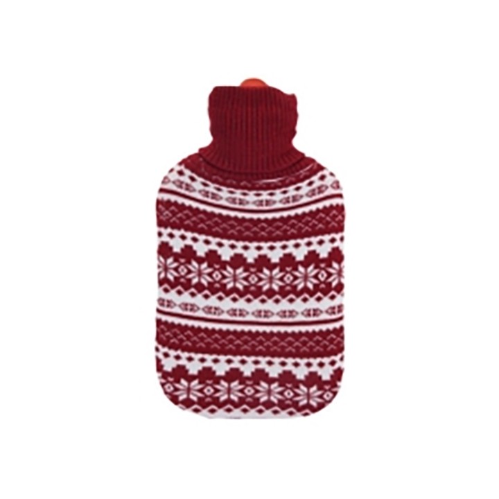 Bouillotte rouge ornée d'un motif blanc, enveloppée d'un tricot chaud et festif.