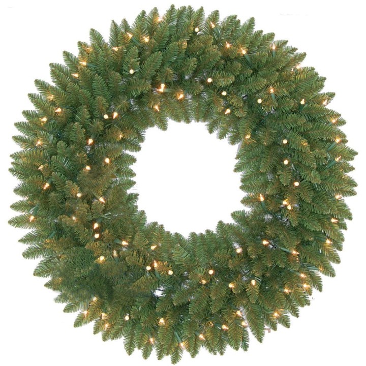 Couronne de Noël en branches vertes, ornée de lumières blanches scintillantes.