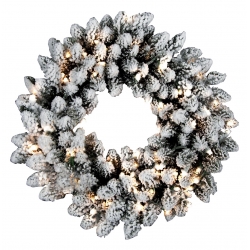 Couronne de pin enneigée, ornée de lumières scintillantes, ambiance festive chaleureuse.