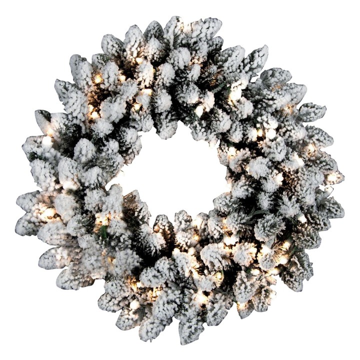 Couronne de pin enneigée, ornée de lumières scintillantes, ambiance festive chaleureuse.