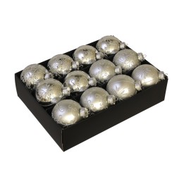 Douze boules de Noël argentées, ornées de motifs délicats, dans une boîte noire.