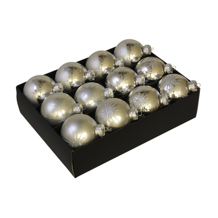 Douze boules de Noël argentées ornées de motifs, présentées dans une boîte noire.