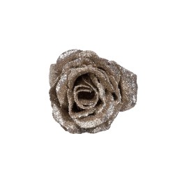 Rose scintillante dorée, aux pétales délicats et brillants, sur fond blanc.