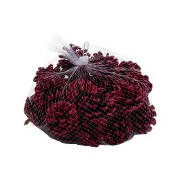 Sac en filet contenant des pommes de pin teintées en rouge, sur fond blanc.