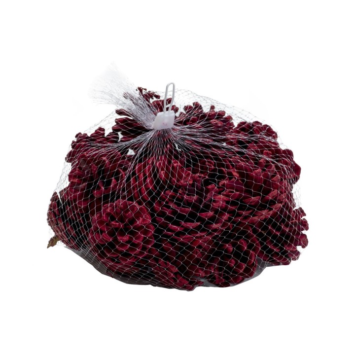 Sac en filet contenant des pommes de pin teintées en rouge, sur fond blanc.