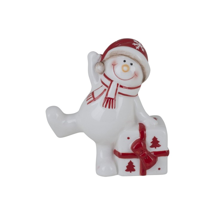 Bonhomme de neige en céramique, souriant, portant un bonnet rouge, tenant un cadeau décoré.