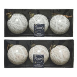 Boules de Noël blanches ornées de motifs géométriques, présentées dans un emballage élégant.