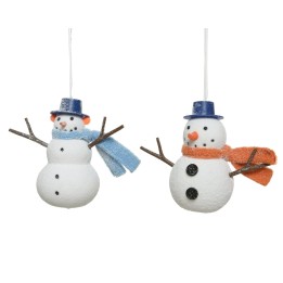 Deux bonhommes de neige en décoration, blancs, avec chapeaux et écharpes colorées.