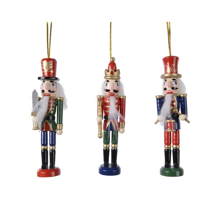 Trois soldats en bois colorés, ornés de détails dorés et coiffés de chapeaux festifs.