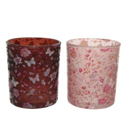 Deux bougeoirs en verre, l'un rouge orné de papillons, l'autre rose avec des fleurs délicates.