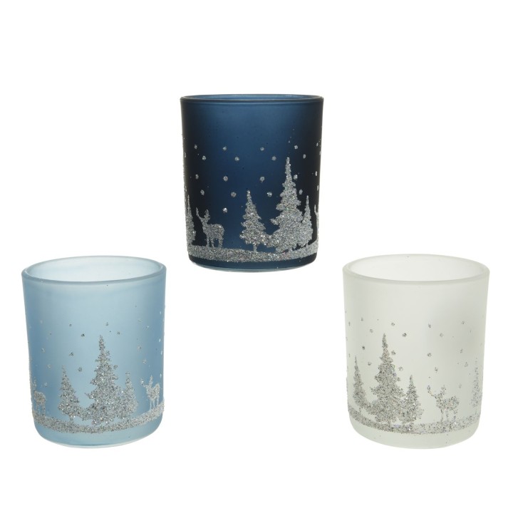 Trois bougies décoratives aux teintes pastel, ornées de motifs enneigés et sylvestres.