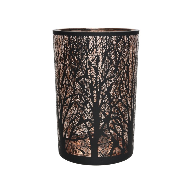 Lanterne en métal ajouré, motif d'arbres, lumière douce et chaleureuse.