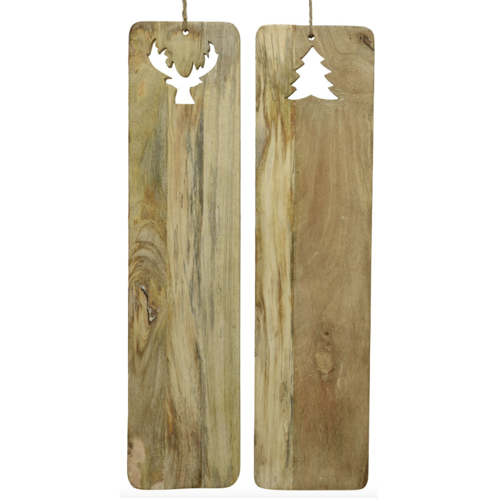 Deux planches en bois clair, l'une avec un renne découpé, l'autre un sapin.