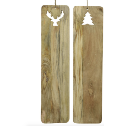 Panneaux en bois clair avec découpes en forme de renne et sapin. Élégance naturelle.