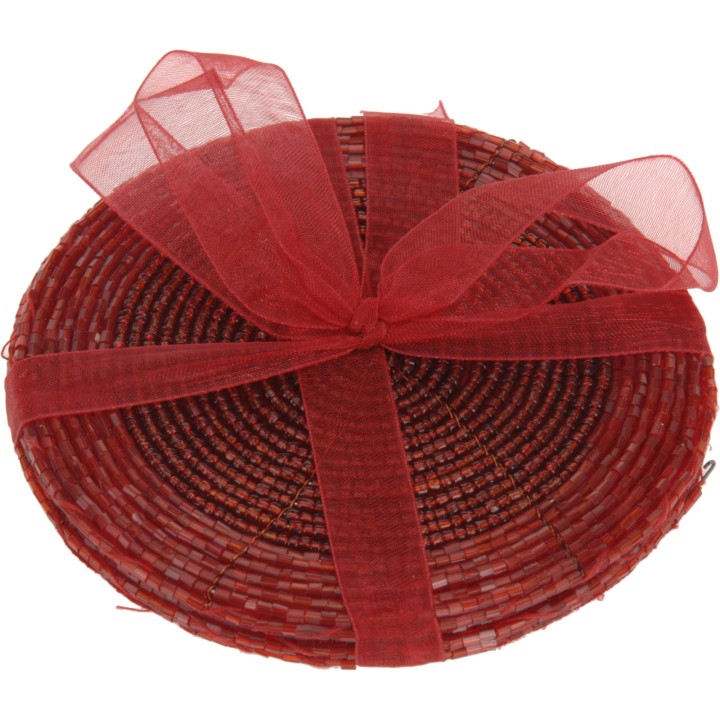 Plateau rond tissé, aux nuances rouges, orné d'un ruban en organza.