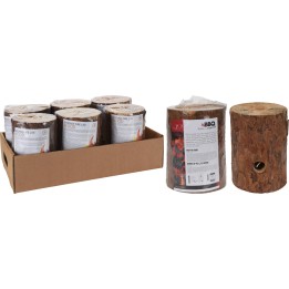 Cylindres de bois empilés dans un carton, prêts pour un barbecue, avec étiquette descriptive.
