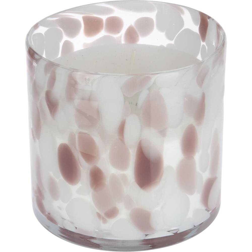 Bougie dans un récipient en verre aux motifs marbrés roses et blancs, élégant et moderne.