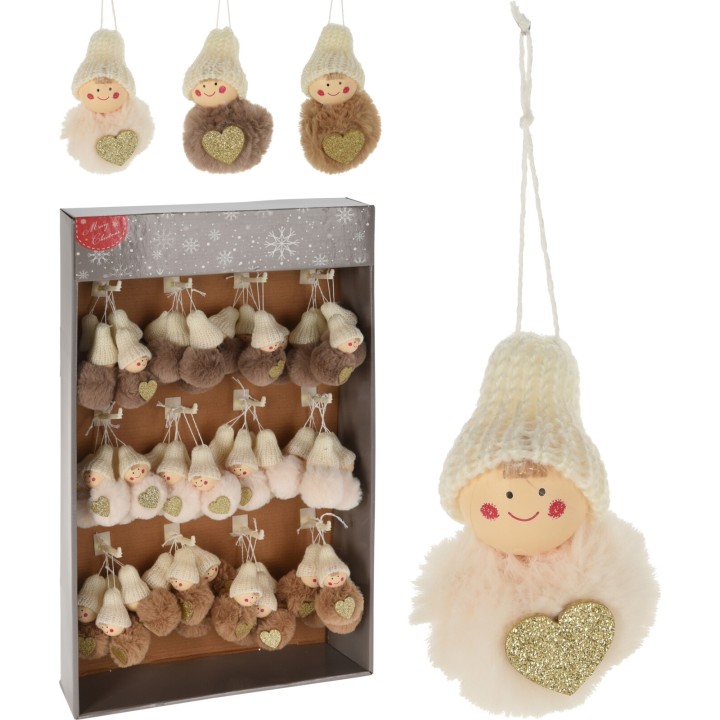 Décorations en peluche aux teintes douces, chapeaux tricotés et cœurs dorés.