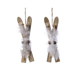 Mini skis en bois décorés de plumes blanches et de petits cônes, suspendus avec une corde.