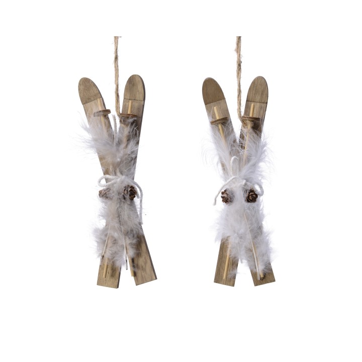 Mini skis en bois décorés de plumes blanches et de petits cônes, suspendus avec une corde.
