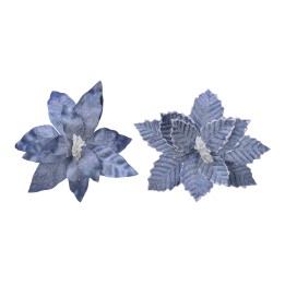 Fleurs en tissu aux teintes bleues, pétales délicats et textures variées, style élégant.