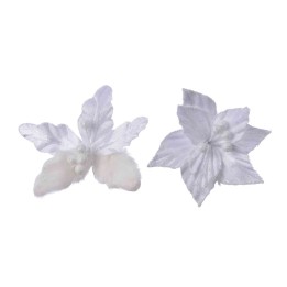 Deux fleurs blanches délicates en tissu, ornées de pétales satinés et de perles.