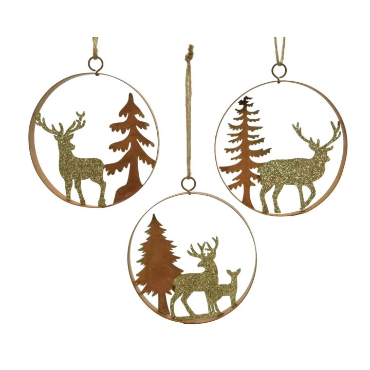Décorations suspendues en métal doré, représentant des cerfs et des arbres stylisés.