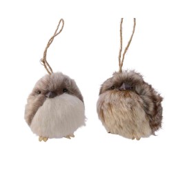 Deux oiseaux en peluche aux teintes douces, ronds et mignons, suspendus par une corde.