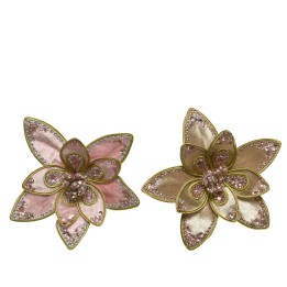 Fleurs en satin rose et doré, ornées de perles scintillantes, délicates et élégantes.