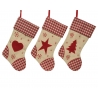 Chaussettes de Noël en tissu beige et rouge, ornées de motifs festifs.
